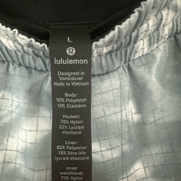 Lululemon men’s large blue patterned shorts in good condition - Picture 2 of 3